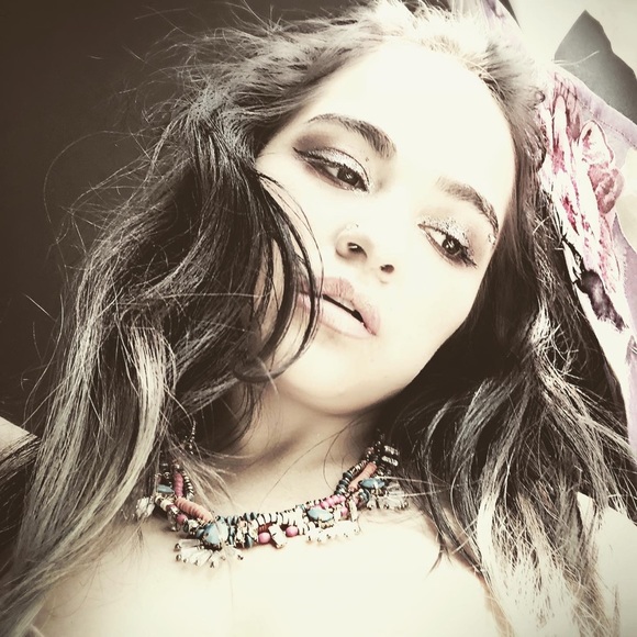 Meet your Posher, Christina - Picture 1 of 4